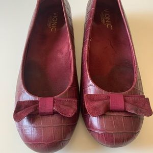 Vionic burgundy flats, size 8, EUC